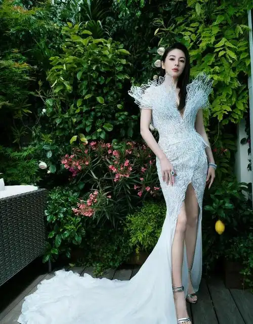 张雨绮性感写真狂秀事业线魔鬼身材性感火辣这谁顶得住啊