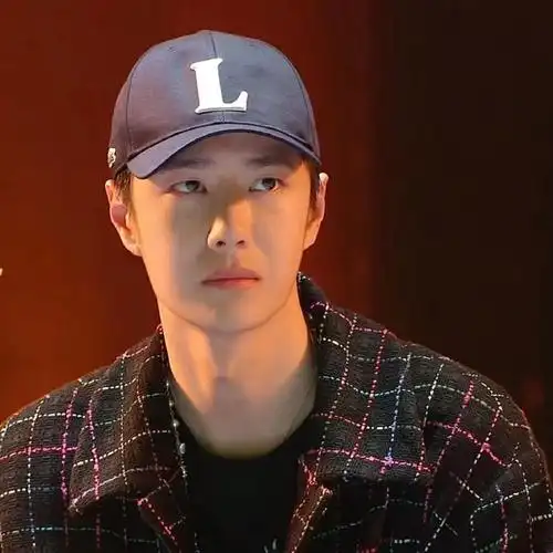 王一博换新棒球帽##王一博将帽子进行到底##王一博看到热烈街蔚的