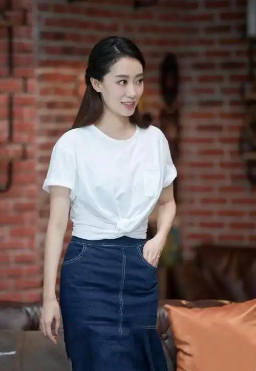 张小斐自嘲胖了4斤?走机场穿t恤 短裤细腿抢镜,真看不出哪胖了|t恤|西