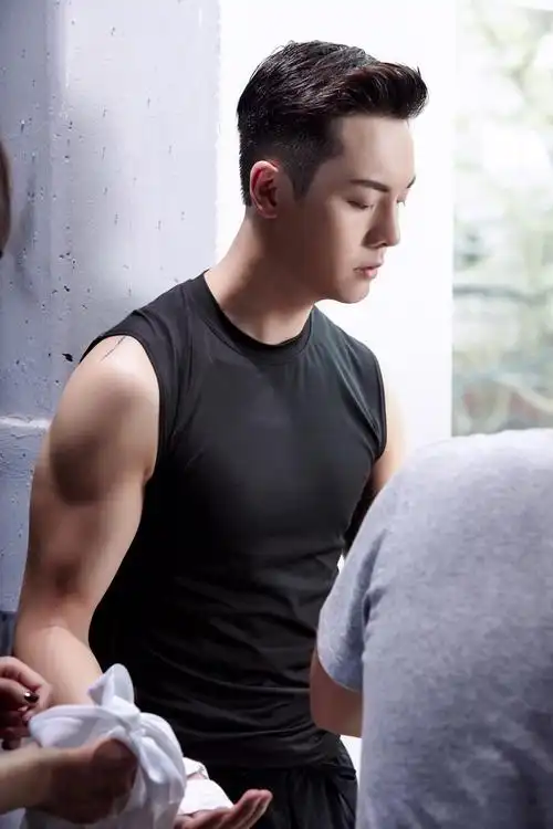 陈伟霆肌肉爆表