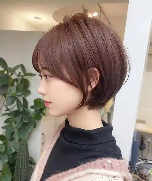 垂在耳后的短发是适合40岁以上女性的时尚发型.