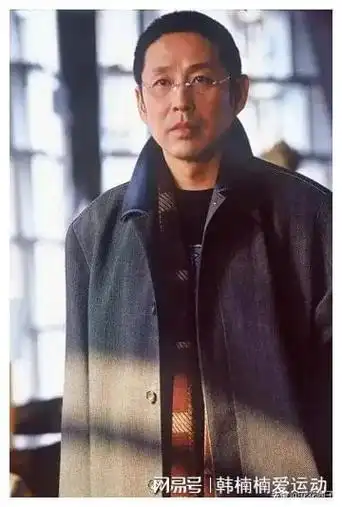 陈道明近照暴瘦满头白发,穿十年前旧衣服生活节俭