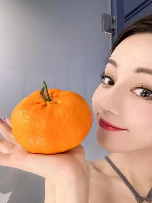 迪丽热巴公开行程受期待,手捧金桔显喜庆,嘟嘴卖萌宛如少女