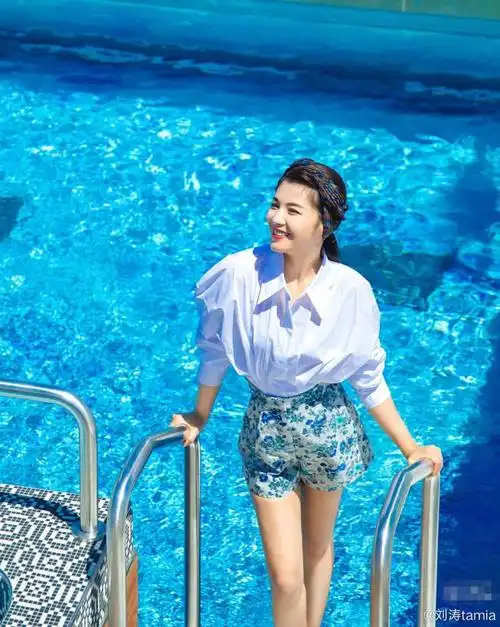 42岁刘涛邮轮上拍大片裹浴袍半露香肩好性感泳池边大秀长腿