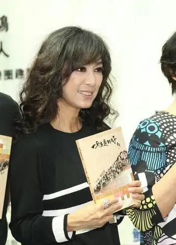 生活 娱乐 > 正文    近日,60岁米雪现身参加活动,她一头披肩卷发