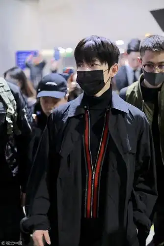 杨洋穿黑色风衣酷帅有型派头十足