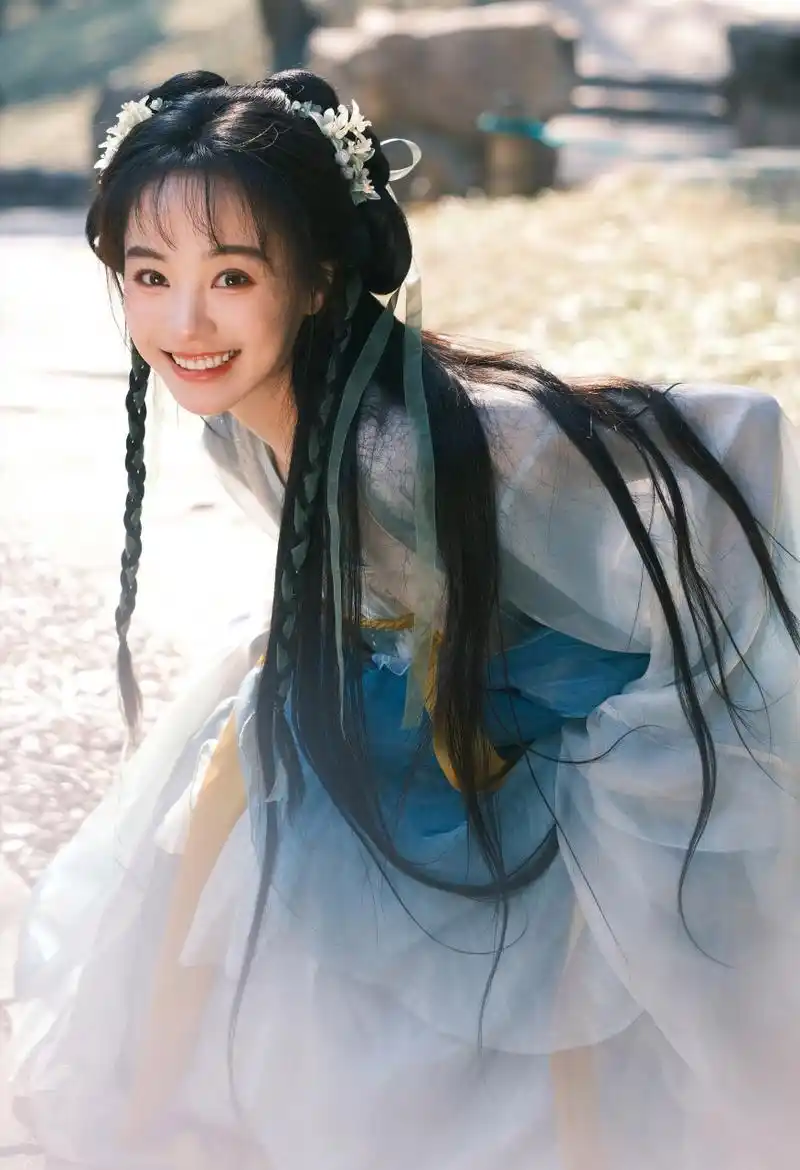 吴倩,李佳航主演的古装悬疑剧《九义人》中,胡意旋饰演清纯善良的