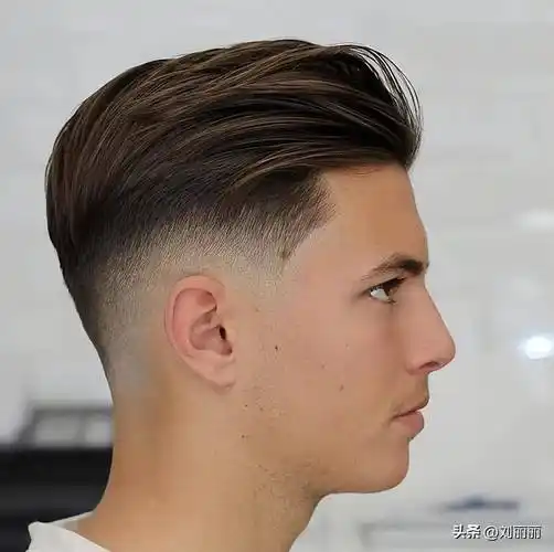 男士发型新风尚:两侧铲短,头顶锡纸烫,纹理烫与短寸头