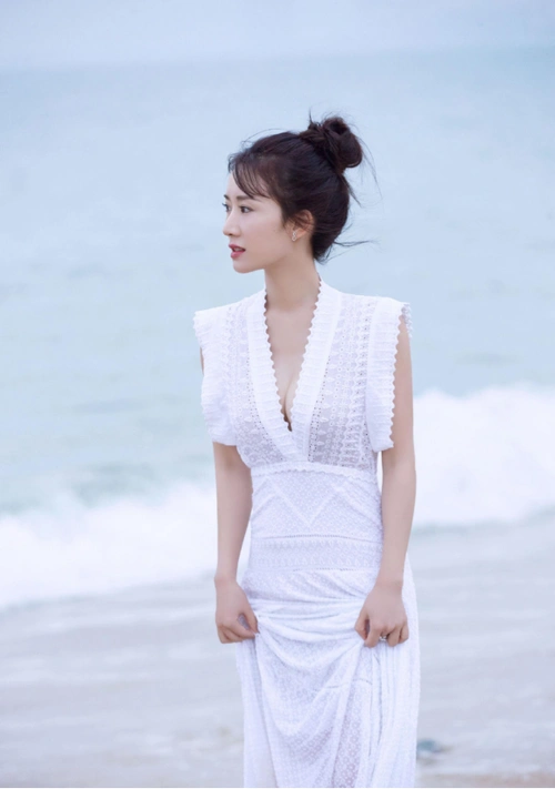 李念穿衣挺有心机的,身材娇小穿大v领的裙子却不违和,很有韵味