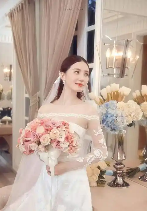 婚纱照流出但是她自己身穿婚纱的照片比较多20多年前的婚纱照现在看来