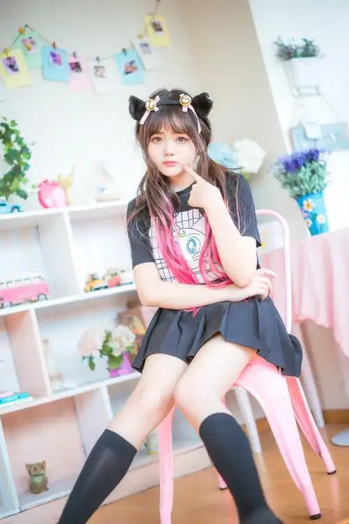 嘟嘴卖萌的猫耳少女可爱写真图片