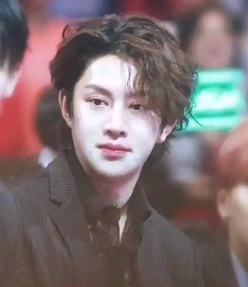 韩庚曾是亚洲男团superjunior成员,当时也算得上是顶流.