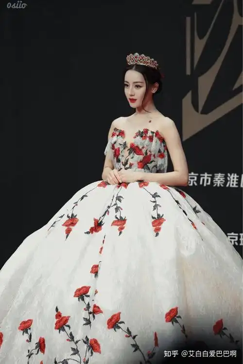 迪丽热巴几乎什么都拥有了 性感小巴 冷艳小巴 异域小巴 蓝色妖姬小巴