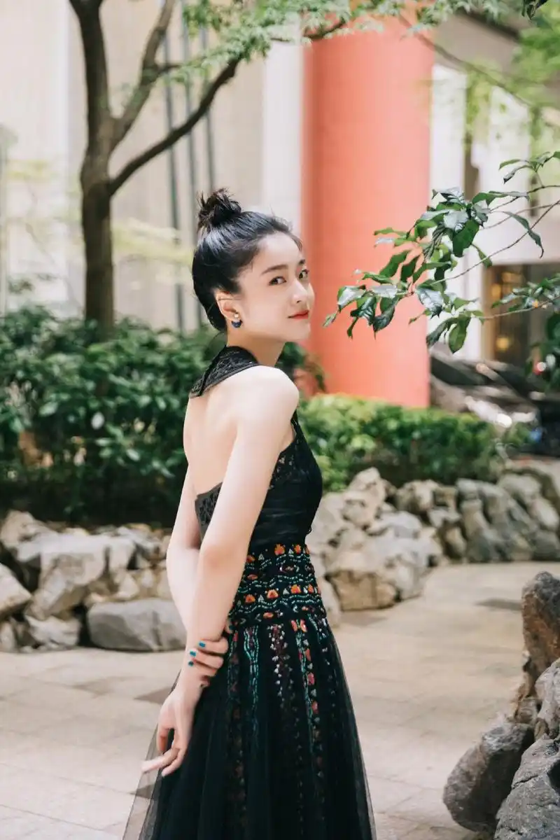 在上面所曝光的照片之中,我们可以看到,在这样子一个造型之中,张雪迎