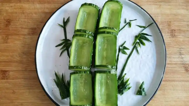 竹报平安,找一个合适的盘子,将做好的黄瓜盅摆盘,然后用剩下的黄瓜皮