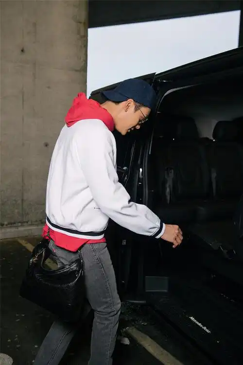 陈伟霆抵达巴黎机场 造型率性简单惹人爱