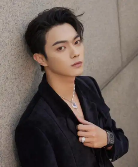 许凯新恋情曝光,过往三任女友皆为同公司女星,被曝曾遭白鹿分手