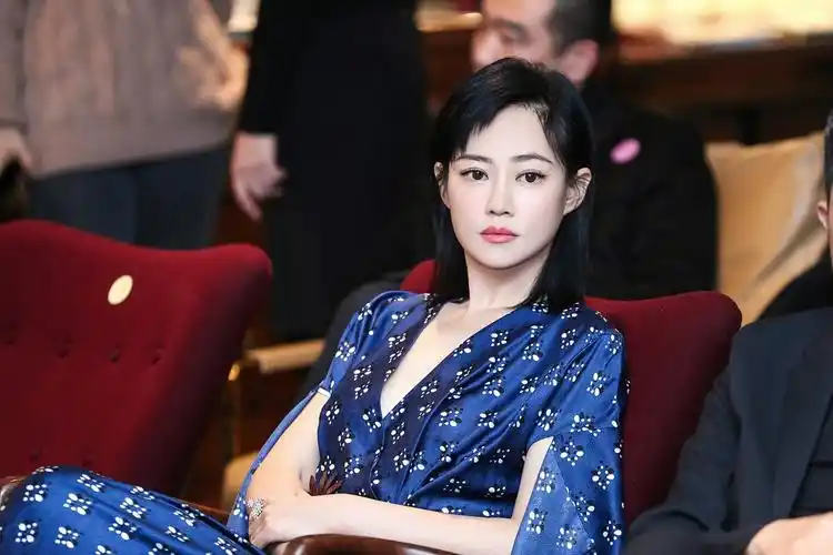 文艺女神谭卓受邀出席摄影展长裙深v摇曳妖娆女人味