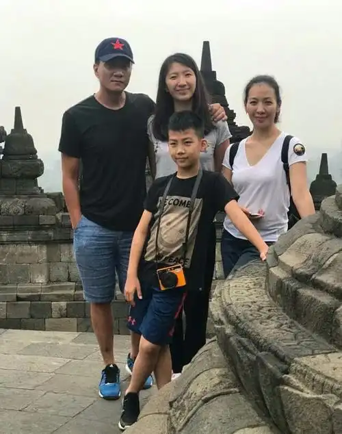 胡军17岁女儿身高得有1米7,网友:妈妈比闺女还显年轻!