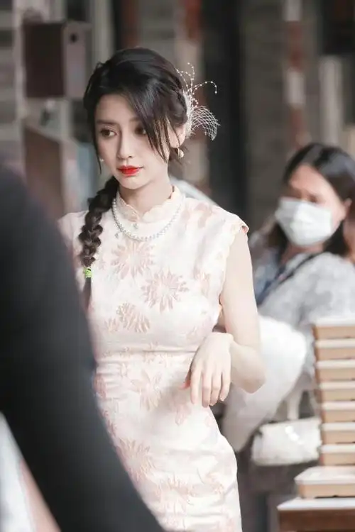 保守中带着含蓄感,杨颖身上这款旗袍在