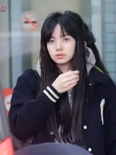 lisa演我早八状态,没睡醒的样子好可爱,无惧素颜