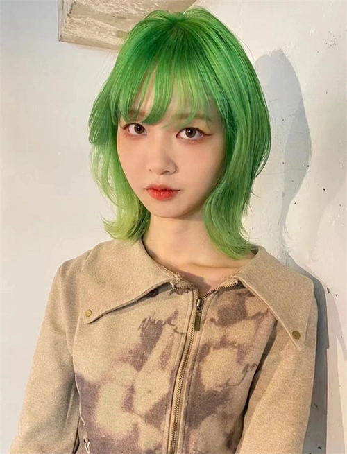 日系外翘鲻鱼头,小女人既视感的短发,同样是牛油果绿的染发,张扬时尚.
