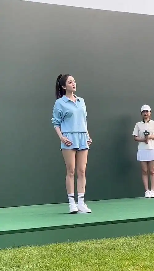 小浪前线独家~娜扎身着蓝色运动风套装……|古力娜扎|套装_新浪新闻