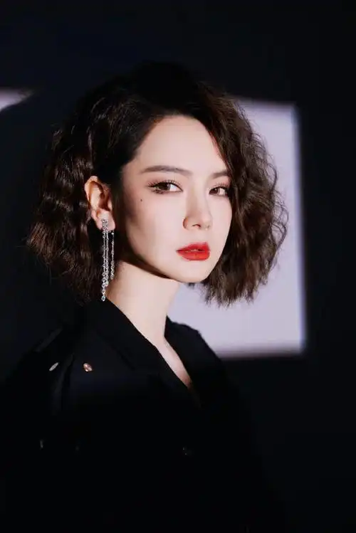 戚薇空降超话##戚薇女子推理社期间瘦了25斤