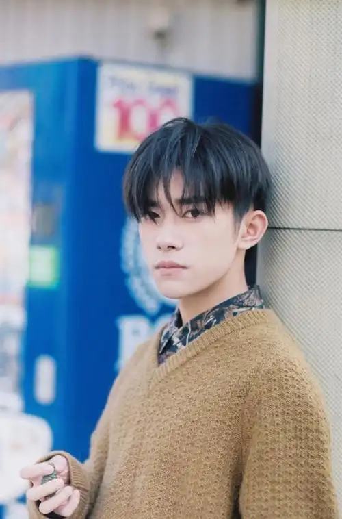 易烊千玺日系写真,暖黄色针织衫复古中分,上演冬日恋歌 zt