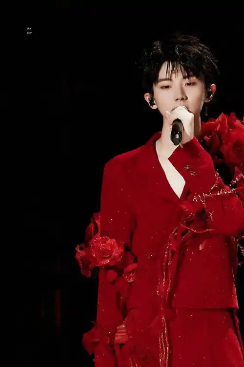 马嘉祺风花雪月饭拍#@时代少年团队长-马嘉祺演唱会舞台红衣造型好