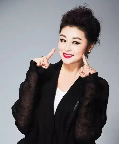 "谢大脚"年轻时美照曝光