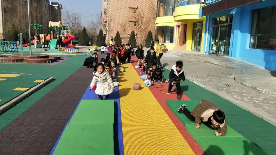 临河镇中心幼儿园大二班户外体育游戏之"快乐跳跳跳"
