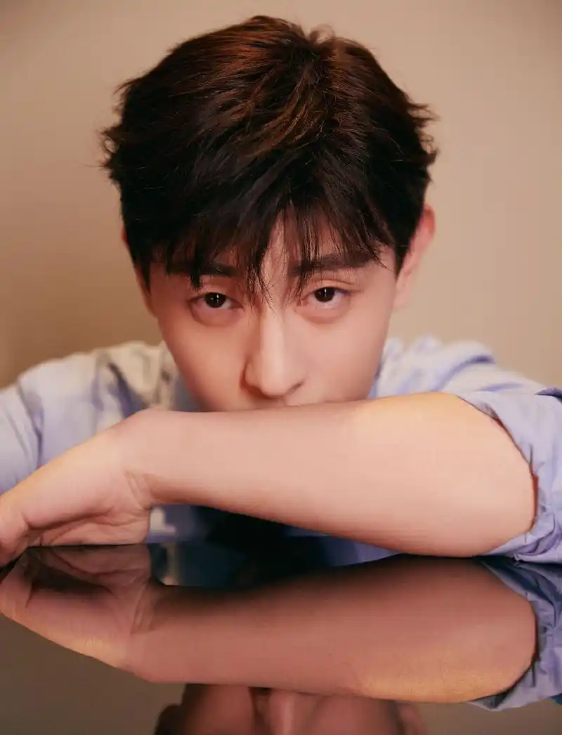 邓伦利落衬衫帅气写真图片211