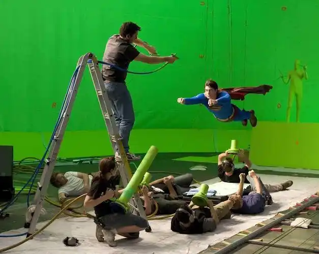 我们采用绿幕抠像技术,摄影机拍摄演员在绿幕或蓝幕前的表演,影视合成