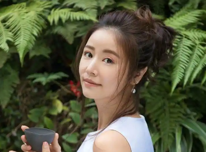 林心如近况曝光引争议,肚子隆起疑似怀孕,47岁素颜像路边大妈