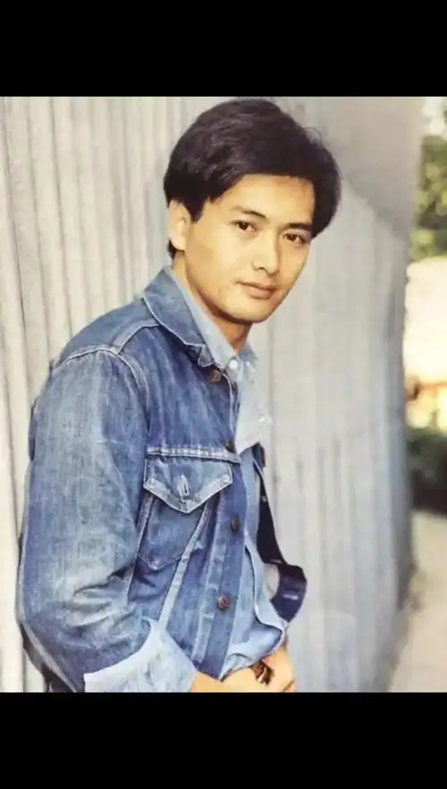 20岁的发哥,20岁的郑伊健,20岁的吴奇隆,都没有他年轻时帅气