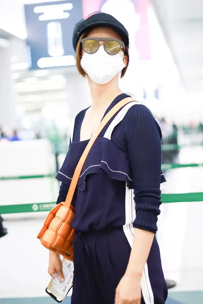 张歆艺街拍:荷叶边吊带内搭针织衫bv枕头包简单大方