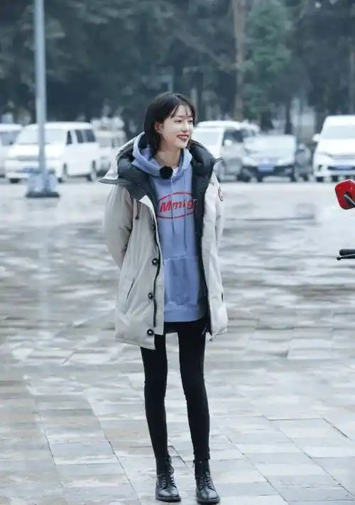 有种"保守"叫李溪芮,嫌裙子开叉口太大就用蝴蝶结系,不料贼显腿长