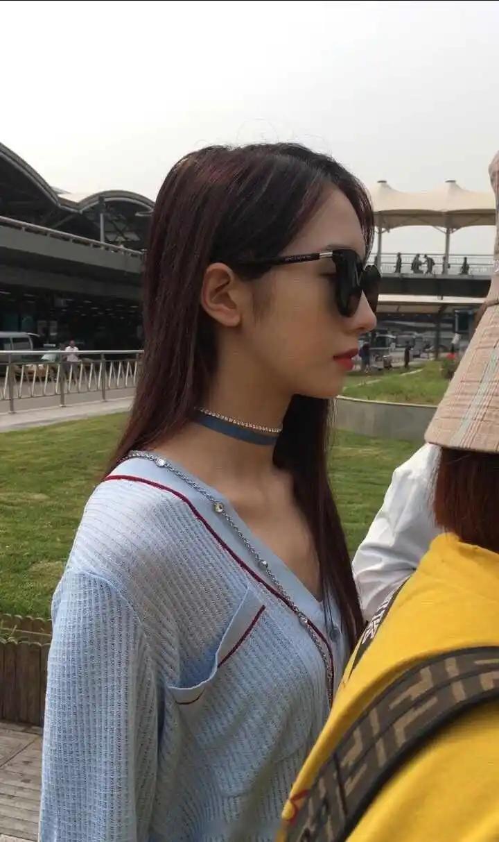 孟美岐今日机场生图,侧颜鼻子好挺啊,品品.