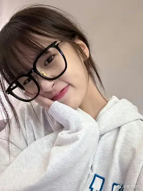 安宥真歪头怼脸自拍