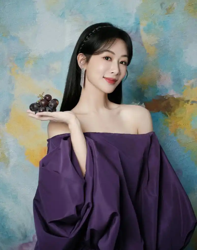 1月13日,杨紫突然登上热搜,原来是参加微博之夜走红毯时,杨紫身穿一袭