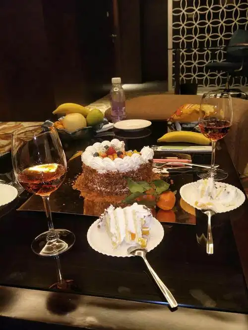吃完回房间,生日蛋糕也送到了,于是继续吃