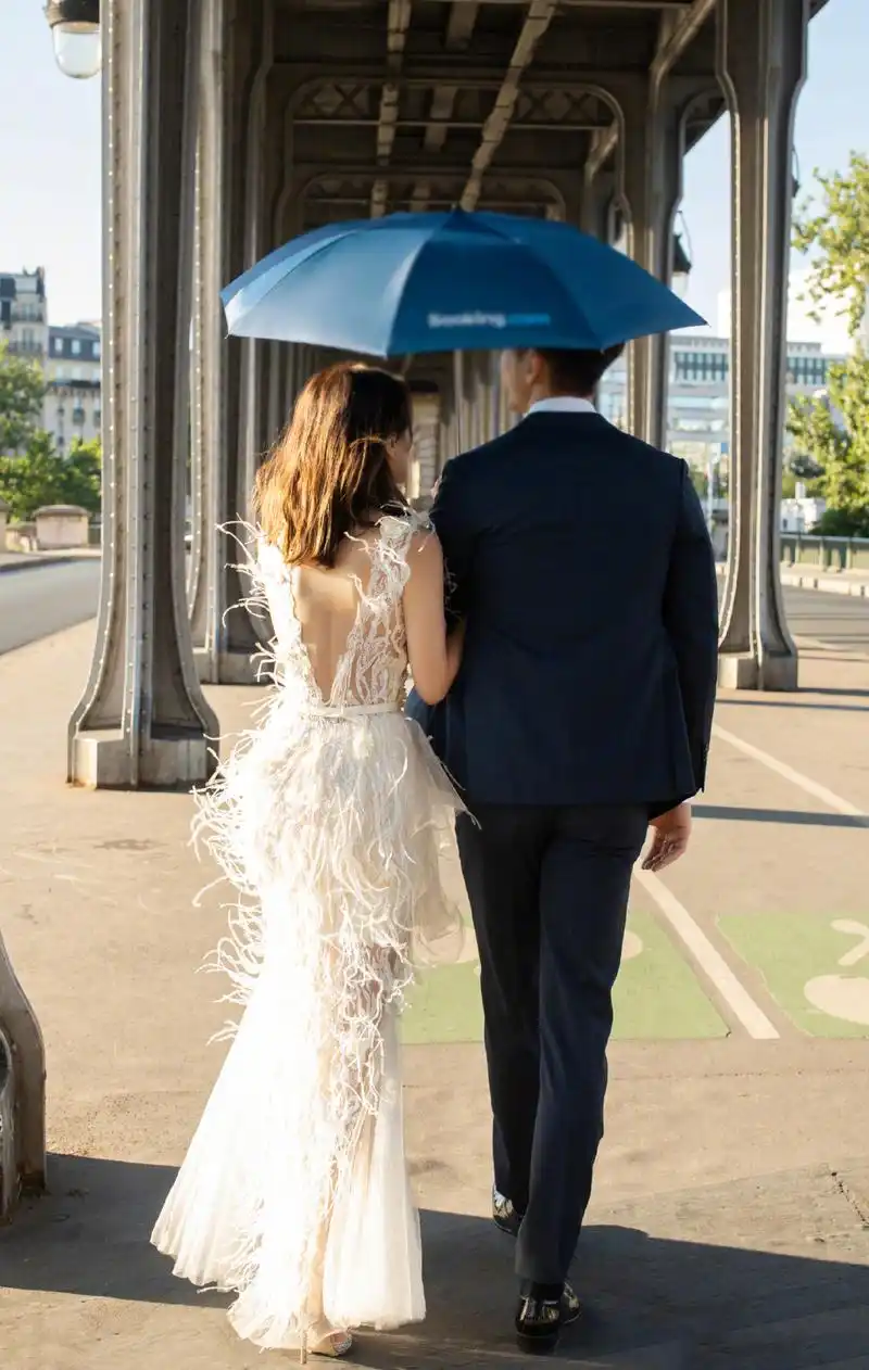 贾静雯再晒婚纱照秀幸福 与老公挽手漫步甜蜜爆表