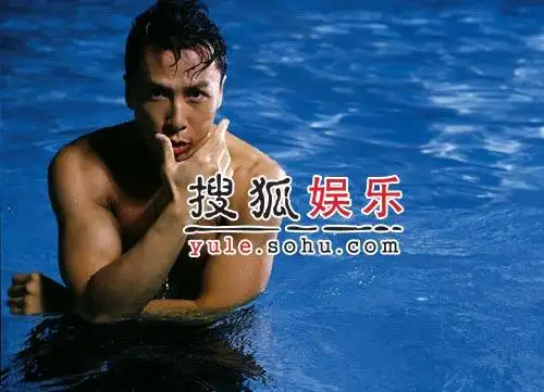 甄子丹泳池湿身写真 真男人性感坦荡荡(组图)