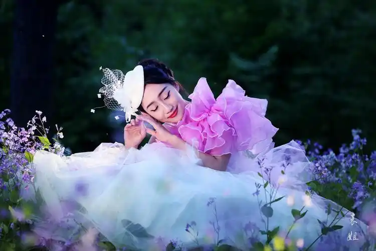 【紫色花丛中的女孩儿】摄影,后期,制作,袁姐!出镜:安汗汗