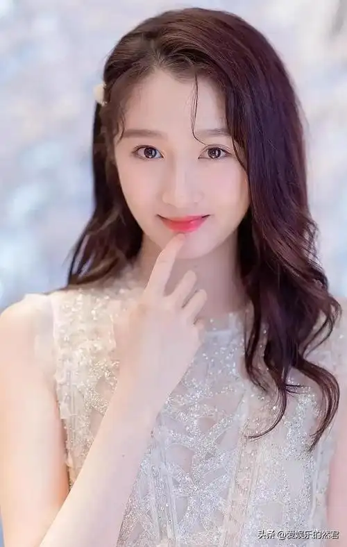 童星-关晓彤的一颦一笑都是那样让人沉醉,白富美的身材更是羡慕