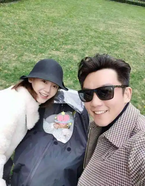 12月6日,35岁的歌手 徐佳莹官宣生子,她的老公 比尔贾是一名导演.