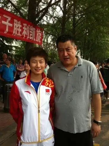 张雷在成为北京乒乓球队总教练后,与另一名爱徒丁宁的故事同样是