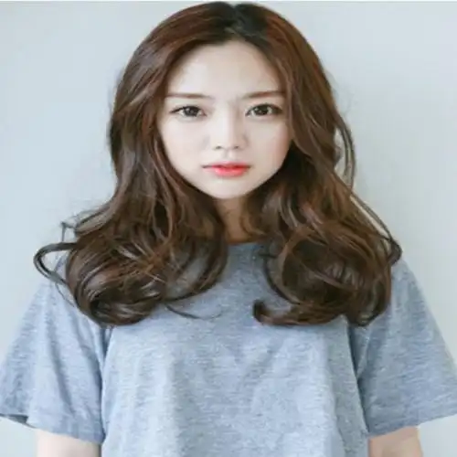 特别是对于颧骨比较高的女生来说,将两侧的头发烫卷更是能够起到修饰