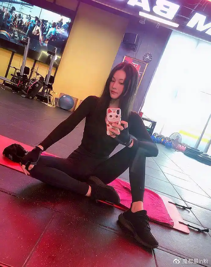 张馨予晒健身照:"痛并快乐着",平板撑秀马甲线,产后身材依旧